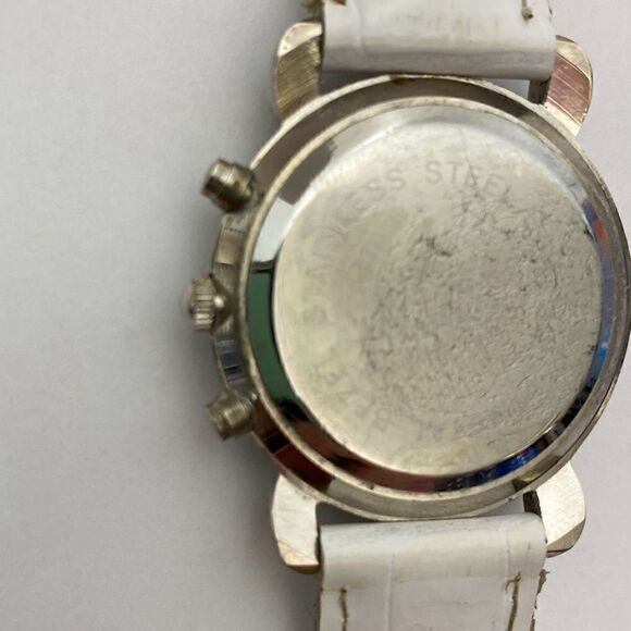 GG Women's White Silver Tone Leather Band Analog Quartz Wristwatch - Picture 11 of 12